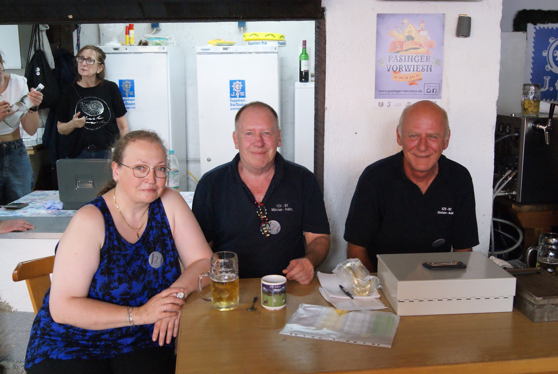 Manuela Braun, Kassiererin und Obfrau für Öffentlichkeitsarbeit (links), zusammen mit Vorstand Helmut Kuhnt (rechts) vom Kaninchenzuchtverein B2. Dazwischen sitzt Vorstand Roland Bauer von der Gartengenossenschaft „Aubinger Haserer“ e.G.