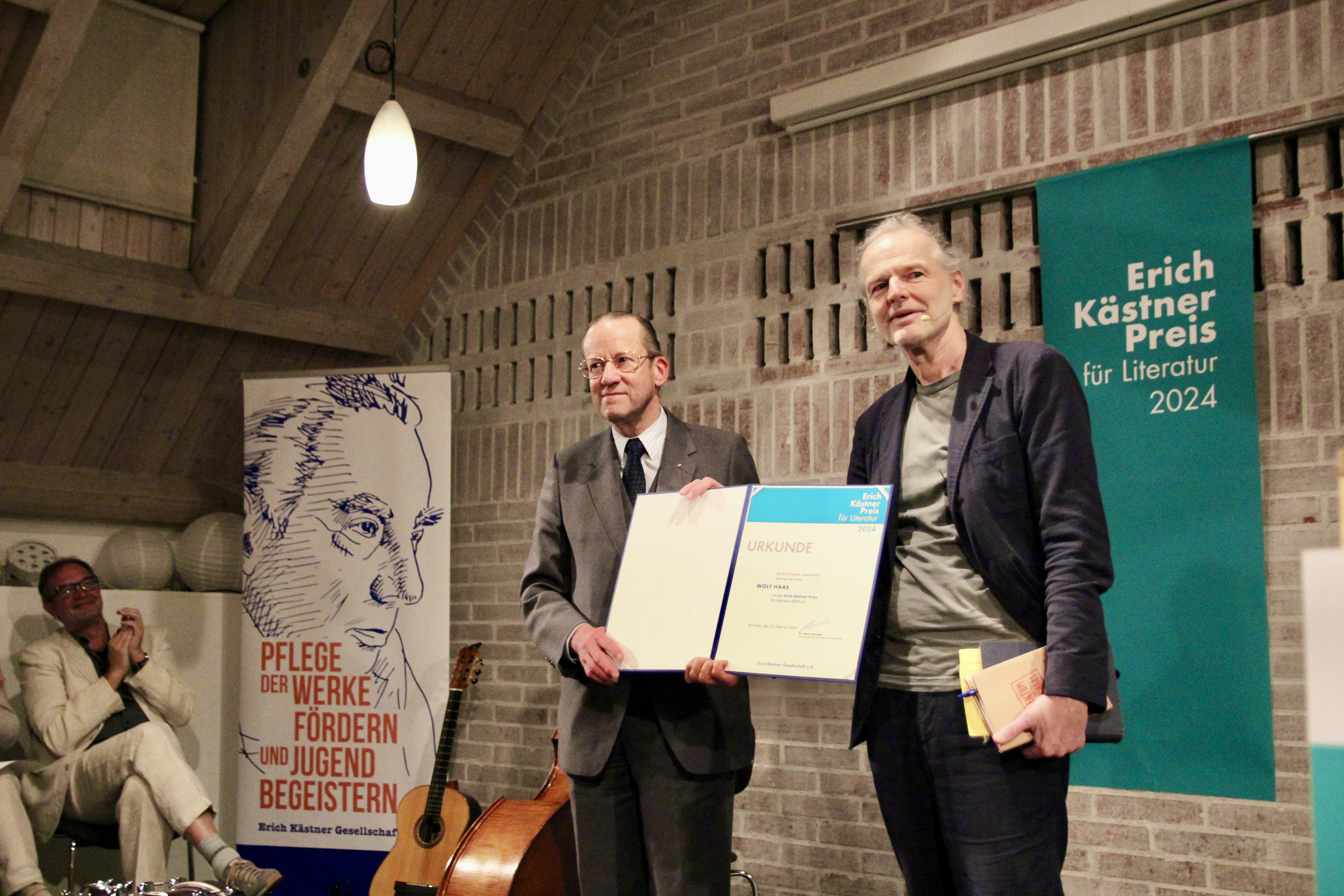 Johan Zonneveld von der Erich Kästner Gesellschaft übergibt den Preis an Wolf Haas (v.l.).