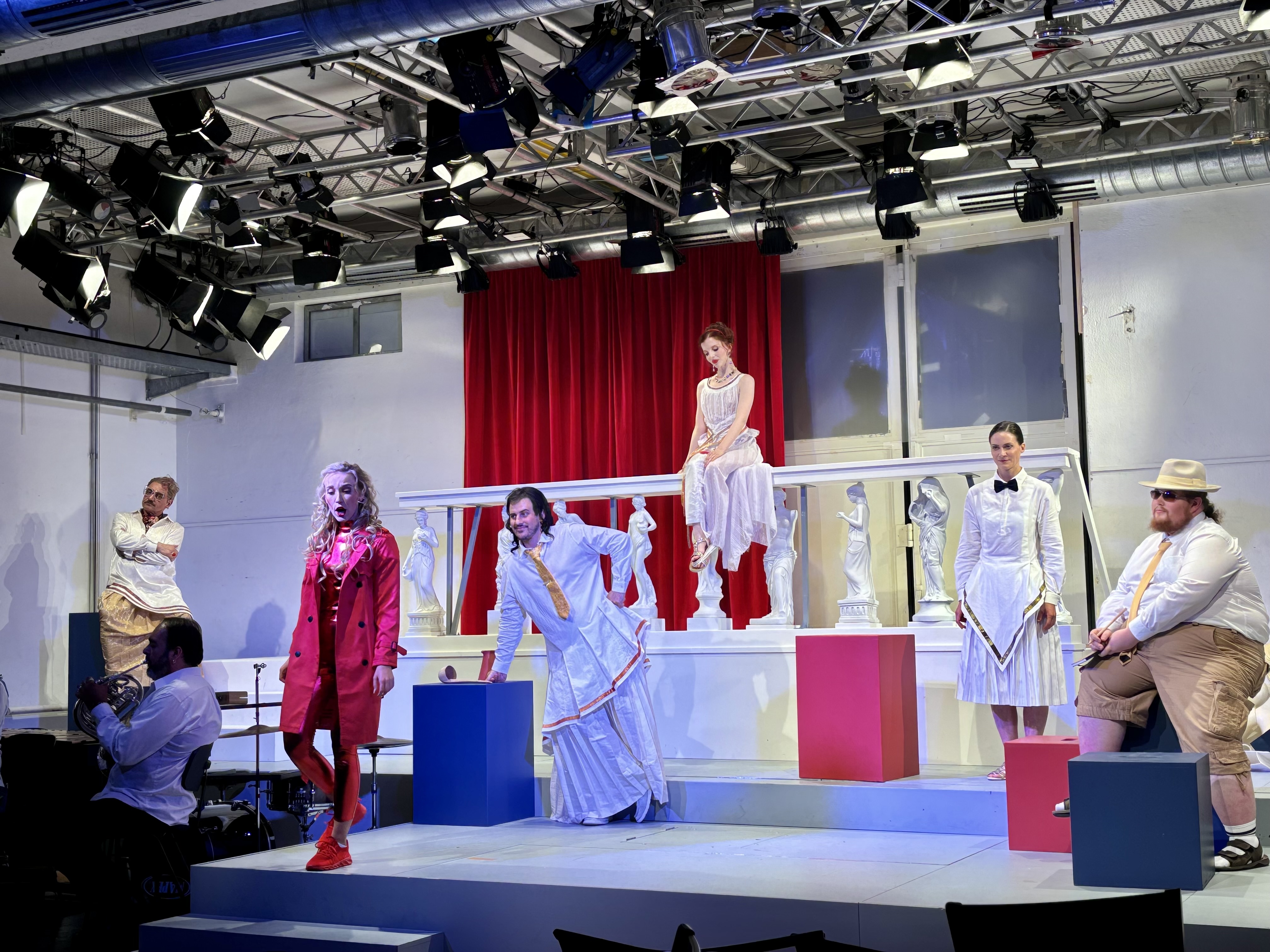 Schlussbild mit (v.l.) Kunsthändler Midas, Göttin Venus, Bildhauer und Galatheé-Schöpfer Pygmalion, Galatheé, Diener Ganymed und Reporter Lukian.