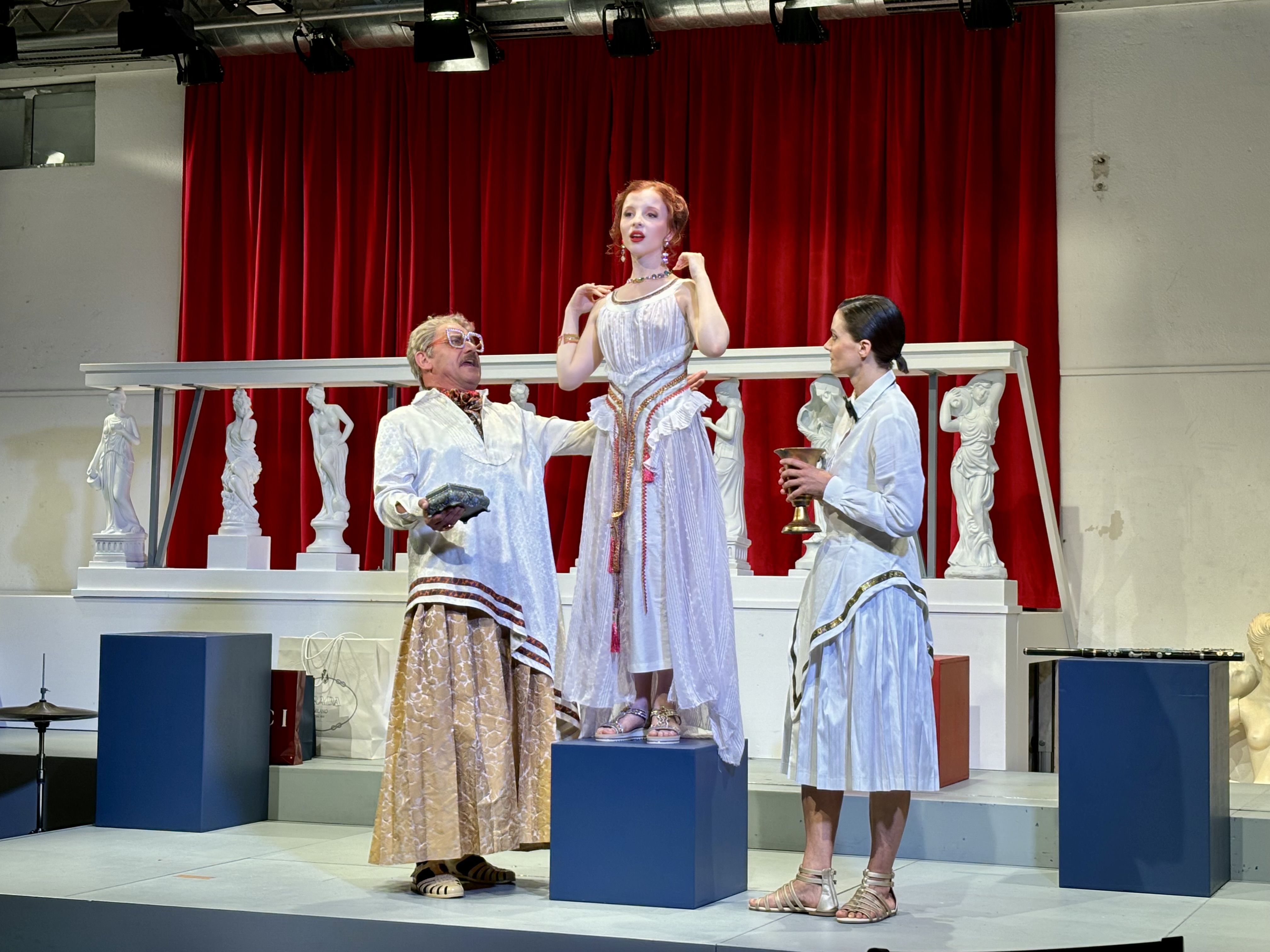 Galatheé mit ihren Verehrern Kunsthändler Midas (l.) und Diener Ganymed.