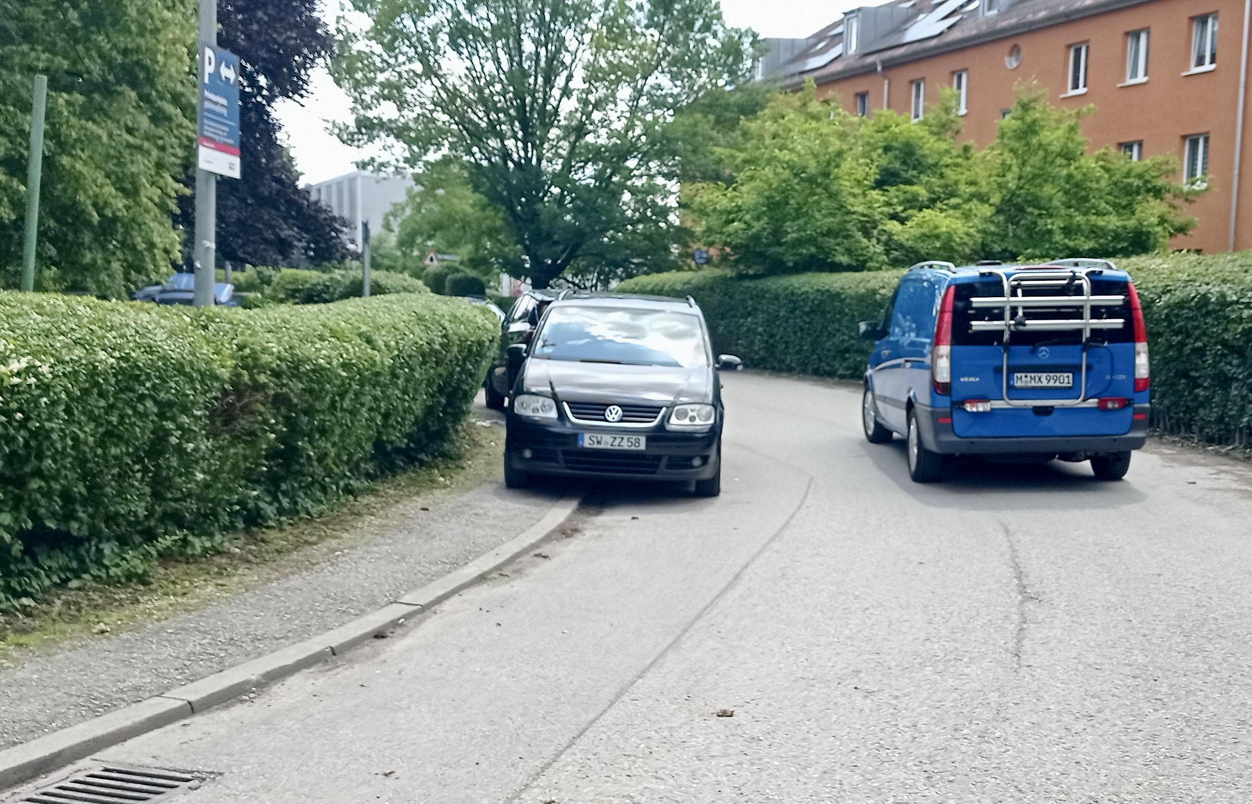 Straße ohne Gehweg. Das soll sich ändern, damit Verkehrssicherheit für alle erreicht ist.