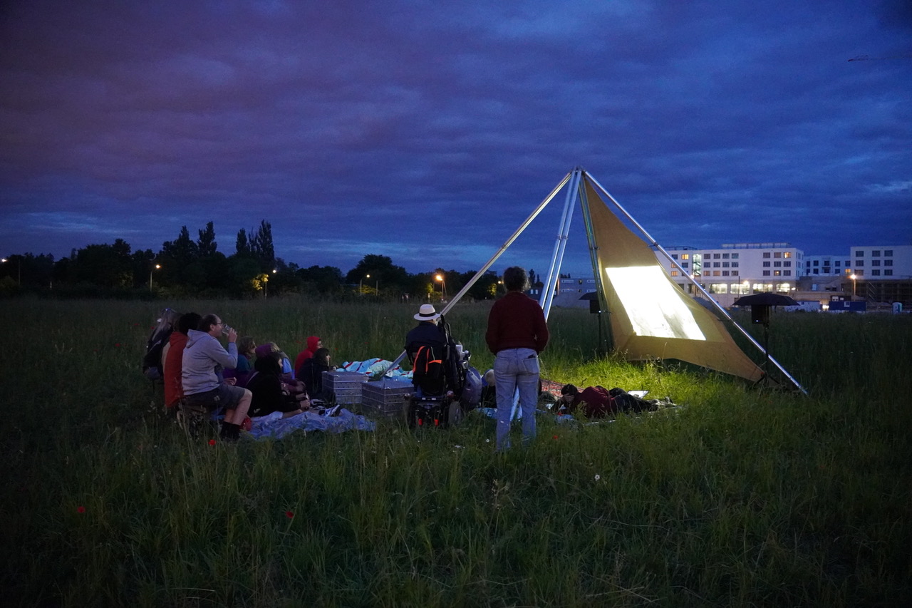 Foto von der Premiere des Grete Pop Up Kinos in Kooperation mit dem Kunstprojekt Kaleidoskop Freiham.