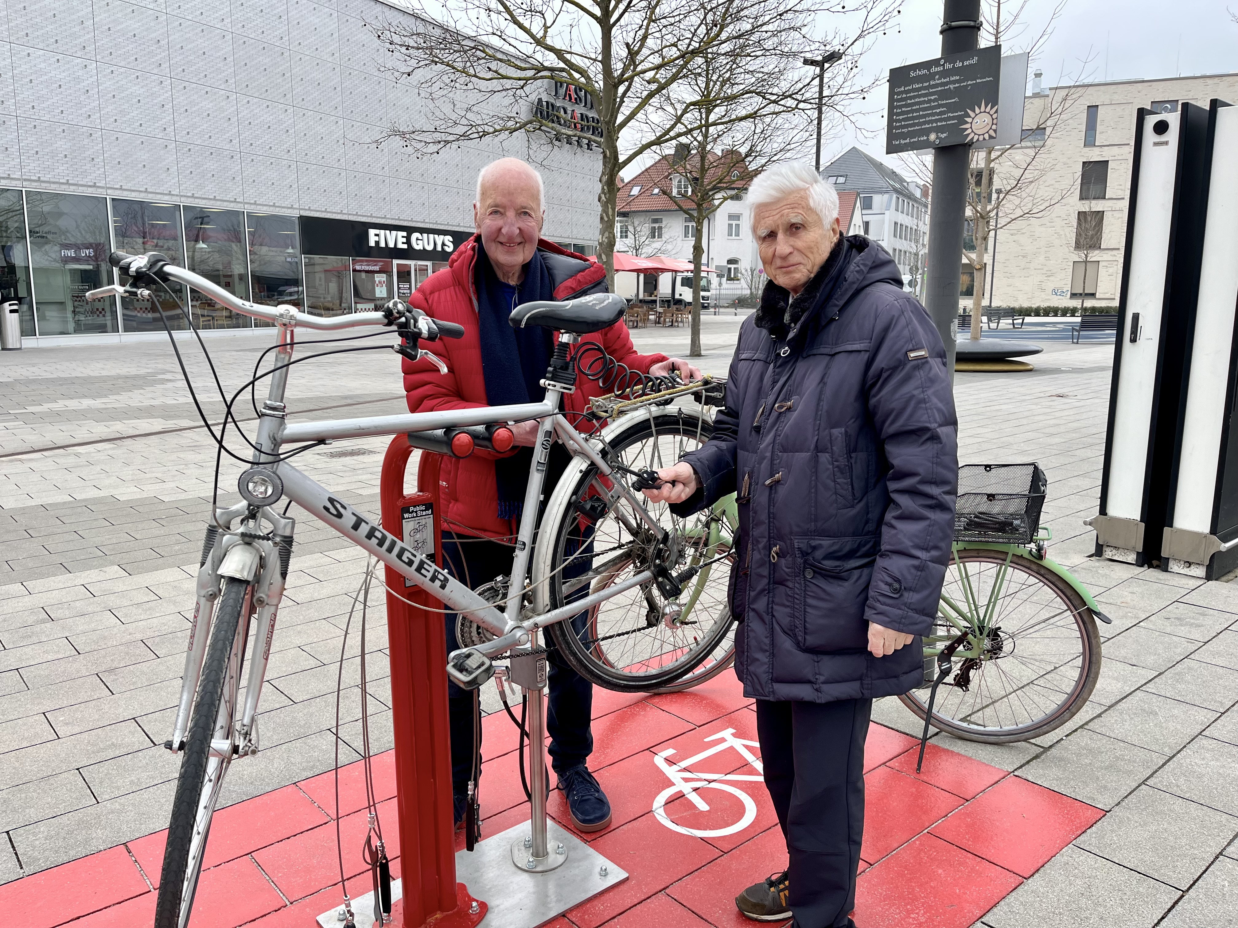 Karl-Heinz Wittmann und Hans-Joachim Kilian (v.l.) an der neuen Radlservicestation an den Arcaden.
