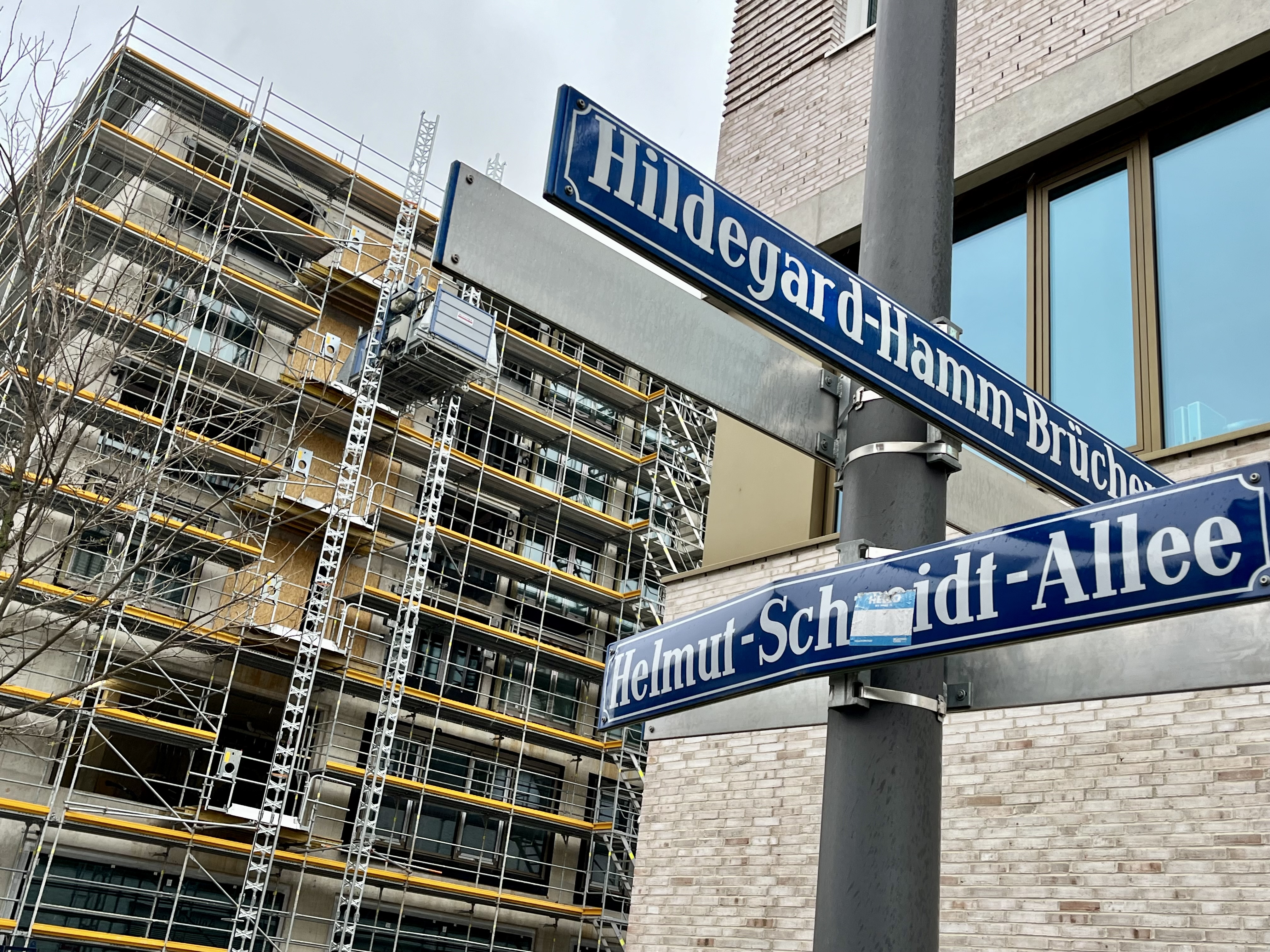 Hier kommen zu den Haupteingängen für die Schulen bald auch die Zufahrten zu den Tiefgaragen - eine kritische Situation.