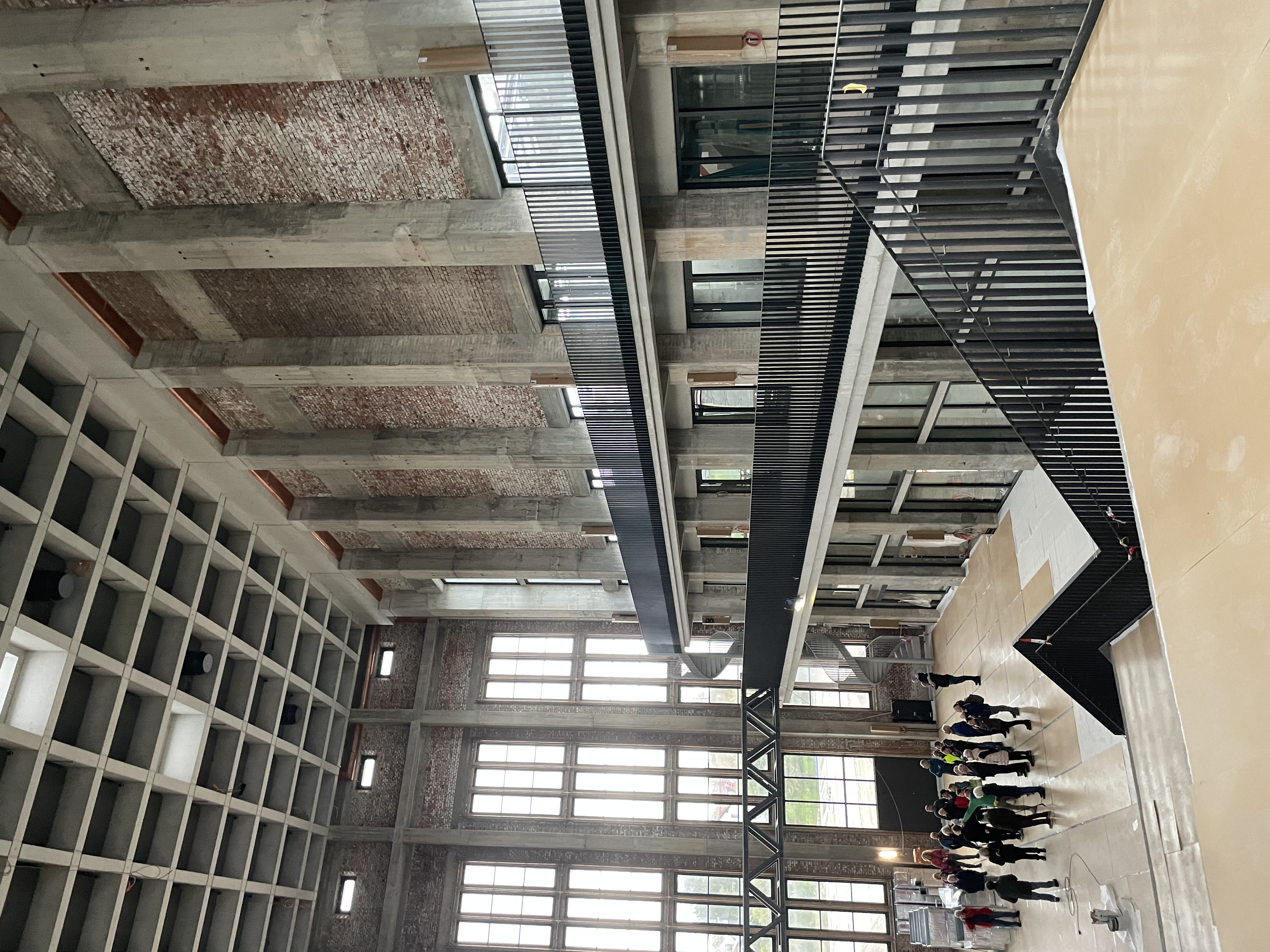 Im Bestandsgebäude fehlen noch sämtliche Stromanschlüsse. Das verzögert die Eröffnung. © mk