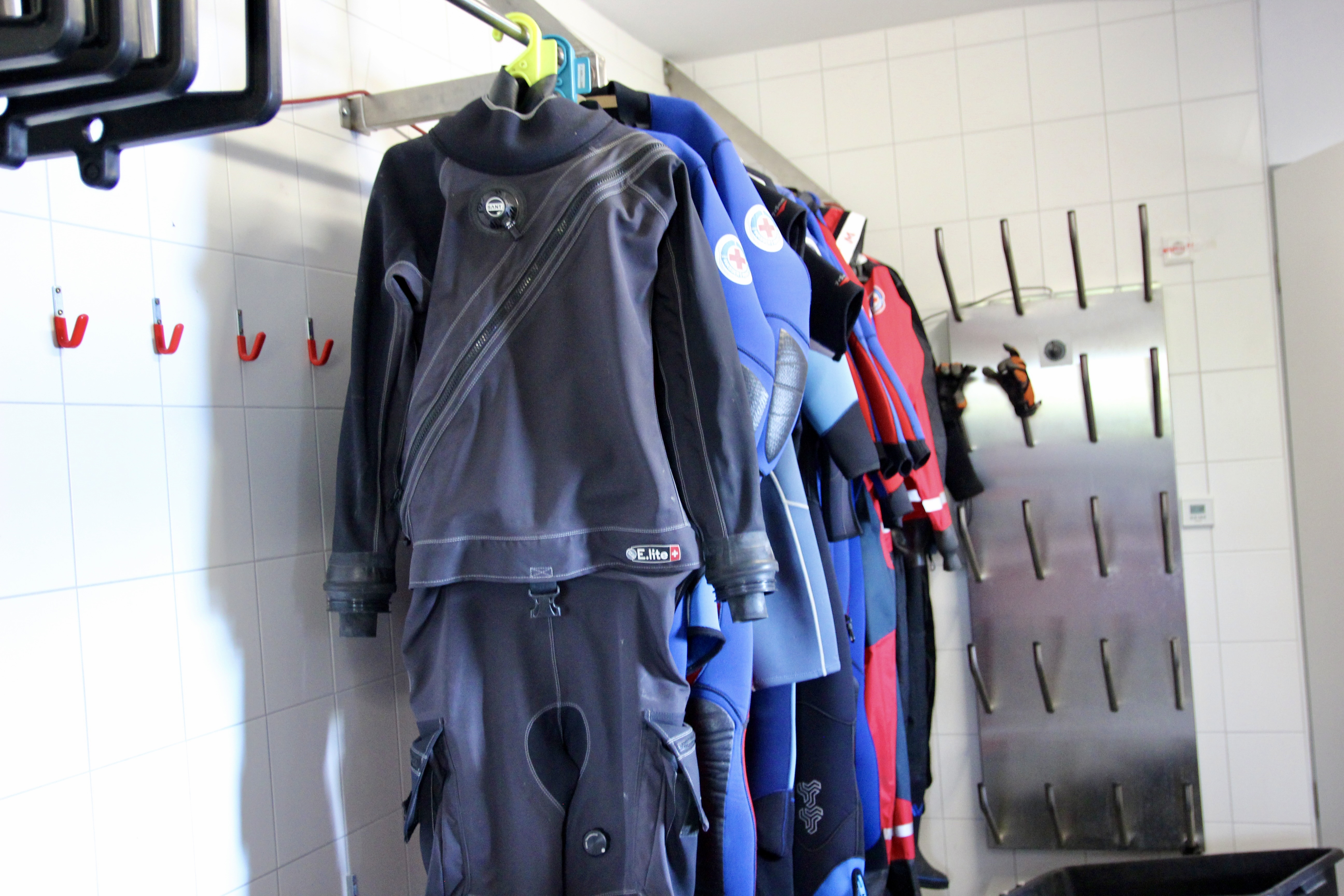 … Tauchausrüstung im extra Tauchraum …