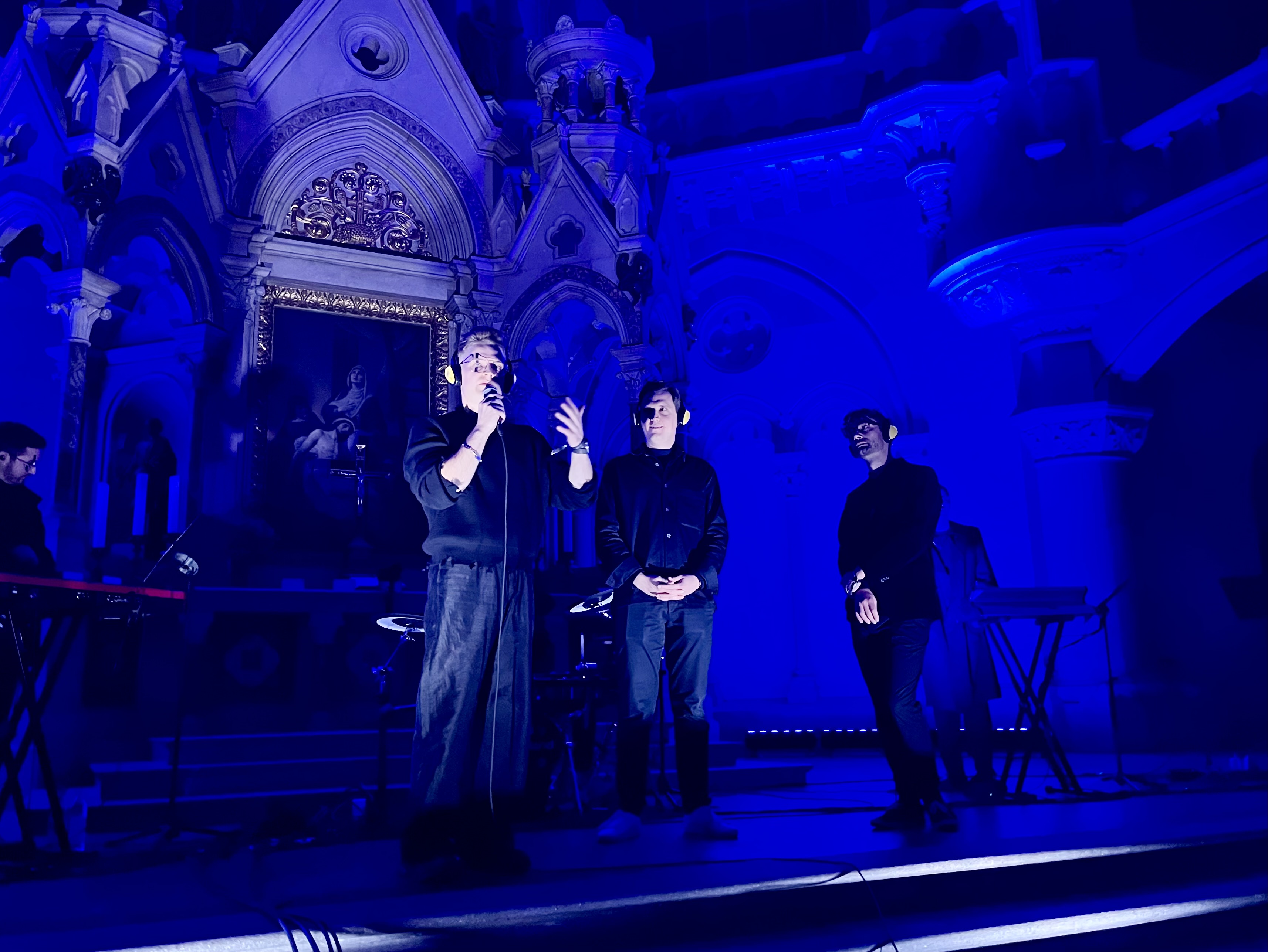 Rechts im Bild Komponist Leonhard Kuhn.