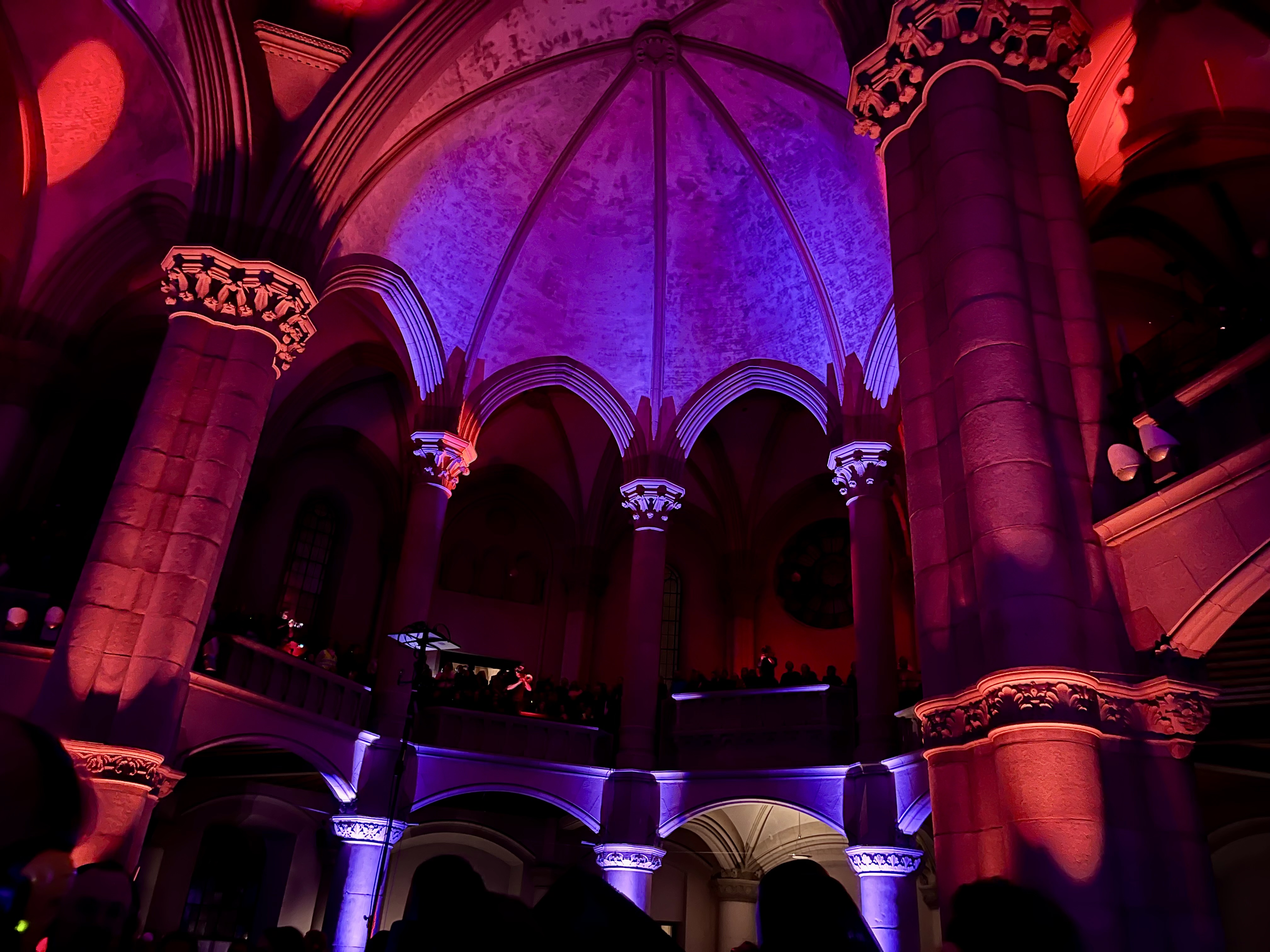 Farb- und Musikrausch in St. Lukas © us